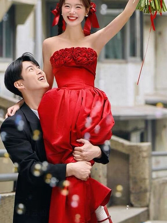 ชุดคลุมเจ้าสาวสีแดงแบบไร้สายลา - Photography Outfit บทวิจารณ์และราคา